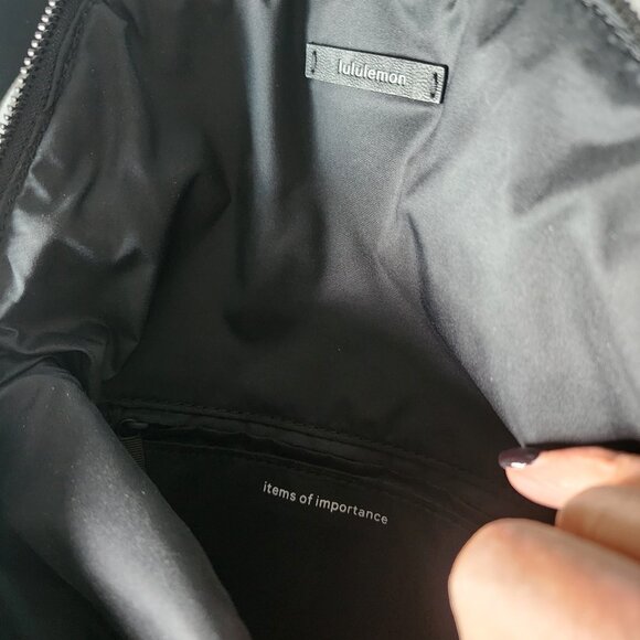 Lululemon Festival Bag II "LIKE NEW" - Picture 4 of 16